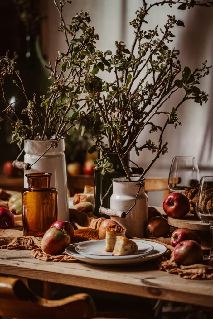 stół z jabłkami